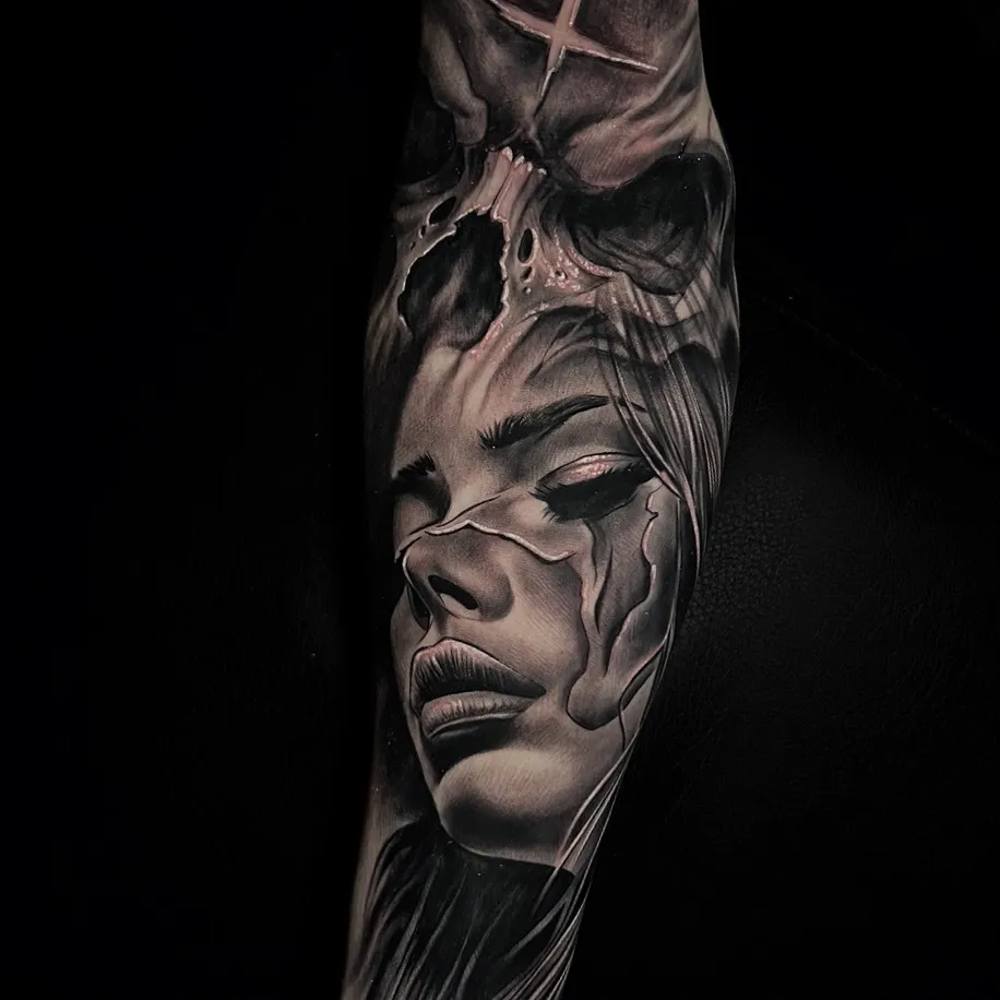 Tatuaje estilo Black and Grey de chica realizado por Álvaro Mendoza